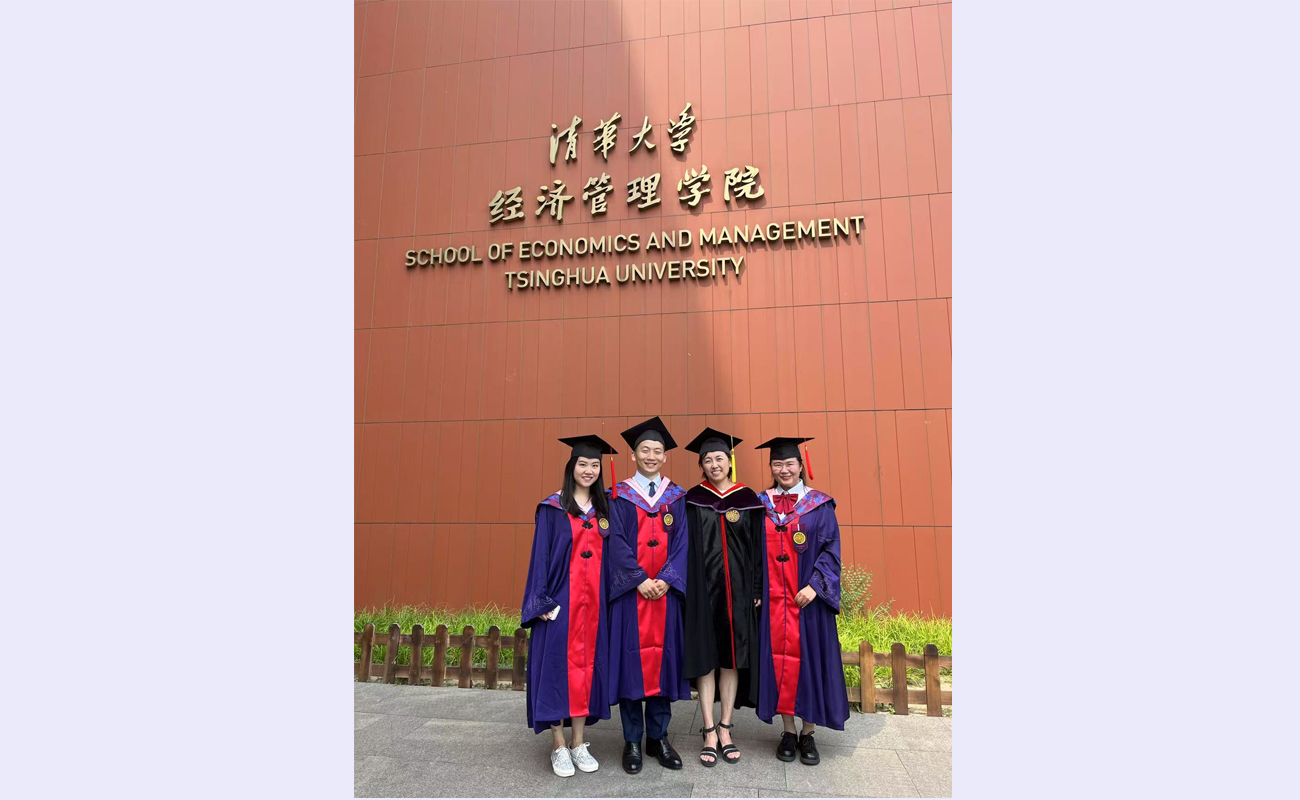 20250701-教学名师薛健-摄影-与毕业生合影.jpg